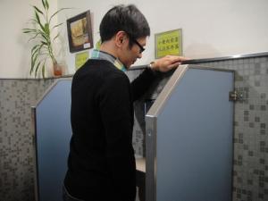 ▲男性若出現頻尿、夜尿、排尿困難或尿流變細等情況，不一定就是單純老化或攝護腺肥大，若症狀持續應就醫檢查。（圖／NOWnews資料照片）