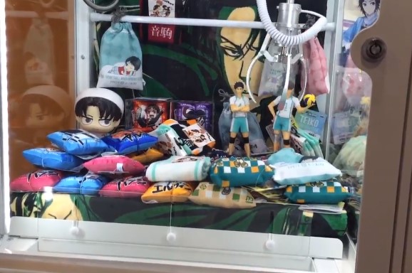 ▲日本一名網友竟遇到一台夾娃娃機成了傳說中的兵器「血滴子」。（圖／翻攝自推特）