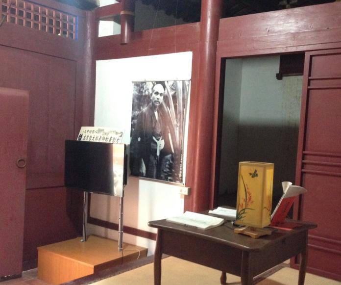 日籍教師志賀哲太郎早期在大甲公學校實行二十六年愛的教育，事蹟顯著、功不可沒，地方稱為大甲聖人，區公設紀念館供人緬懷，每年並到墓園祭拜。引起志賀哲太郎顯彰會重視，透過外交部安排訂二十六日前來參訪。記者陳榮昌／攝