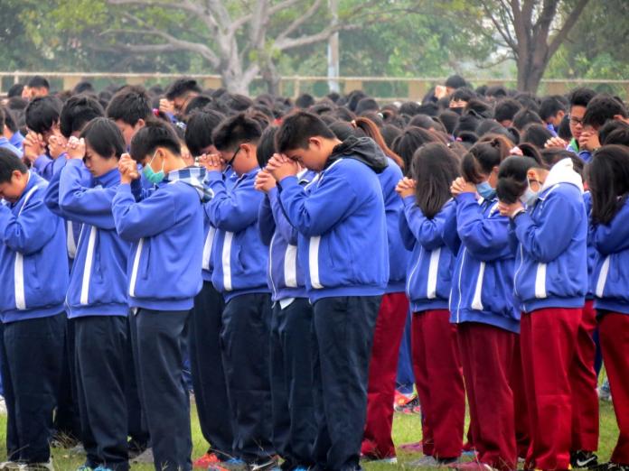 為幫助歷經震災的學生安心上學，大灣高中學生為不幸亡者默哀，校方並為學生作心理輔導。