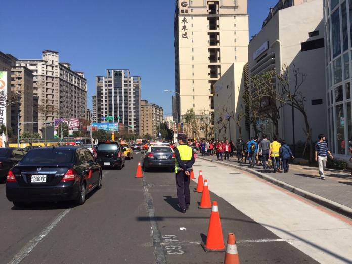 ▲每日增派保安警察大隊丶交通警察大隊以及新莊分局警力加強商場周邊強力執法。（圖／記者黃村杉攝）。