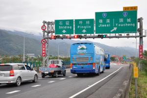 國道5號大客車行駛路肩及主線紅綠燈儀控措施20日首度試辦，高公局說，大客車宜蘭到台北平均可快11分鐘。中央社記者沈如峰宜蘭縣攝　104年12月20日