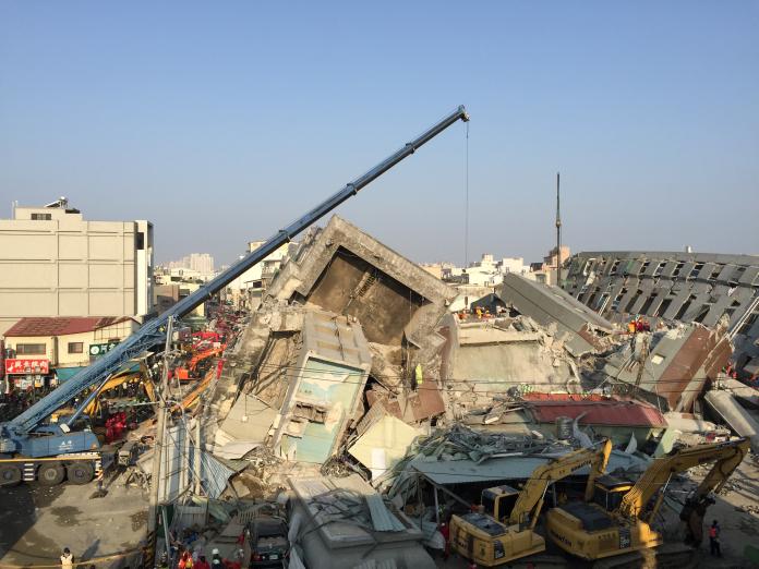 ▲南台灣大地震，台南永大路震災現場的國軍官兵，7日持續搜救受困民眾。（圖／軍聞社提供.2016.2.7）