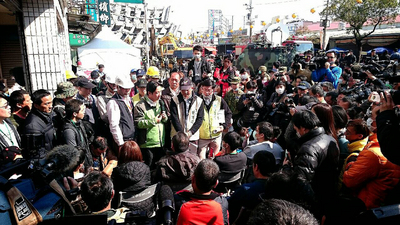 地震救援黃金72小時已過，台南市維冠大樓逾百人失聯，家屬焦急等待，台南市長賴清德現場說明大鋼牙救援行動。中央社記者張智彥攝  105年2月9日