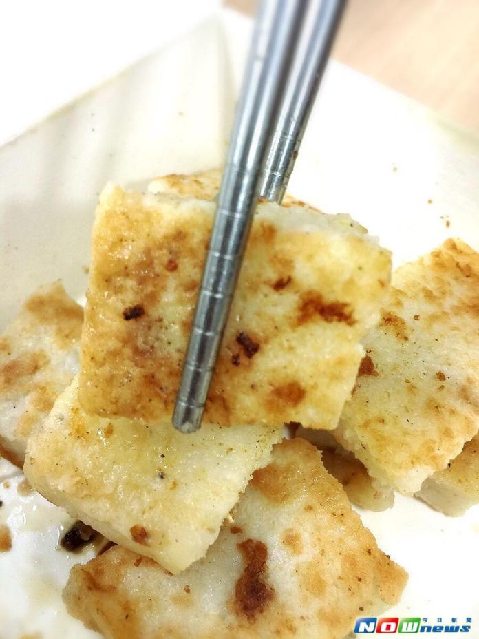 ▲營養師提醒，過年隱藏熱量陷阱，蘿蔔糕4片就等於一碗白飯熱量。