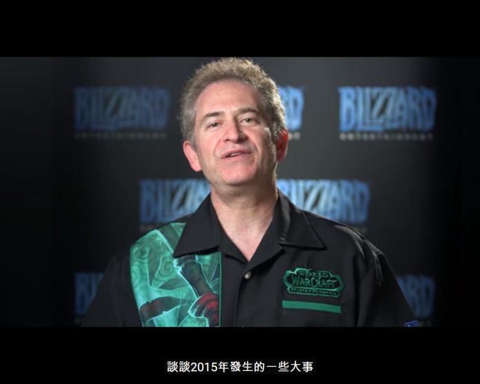 ▲Blizzard Entertainment 執行長暨共同創辦人 Mike Morhaime 率領各遊戲製作人和玩法拜早年。（圖／Blizzard提供）