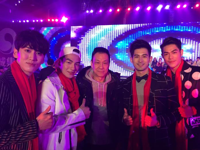 ▲孫沁岳（左起）、張洛偍、簡宏霖和李迪恩開心和王學圻（中）合照。（圖／周子娛樂提供，2016.02.03）