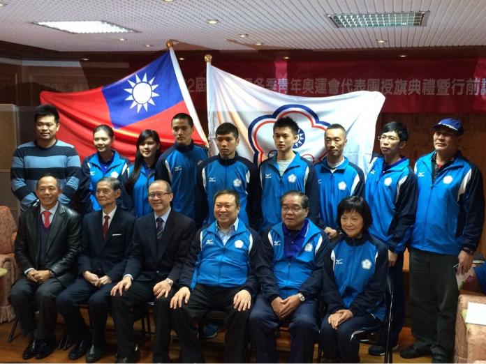 ▲何卓飛（前排左三）署長位青年冬奧代表團授旗。（圖／記者賴佩汝攝）