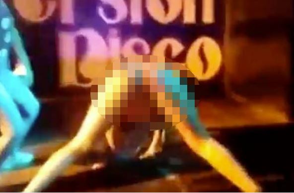 ▲阿根廷一間成人舞廳，日前舉辦一項活動，女性只要參加活動且「露出肉最多」者，將免費贏得1杯500cc的啤酒。（圖／翻攝自YouTube）