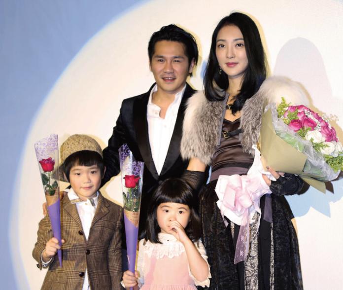 ▲曹格（後左）向老婆吳速玲求婚，兒子Joe（前左）與女兒Grace也力挺老爸現身。（圖／就是音樂提供，2016.02.01）