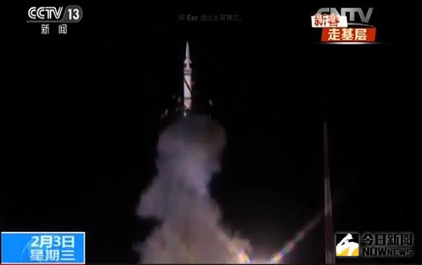 在舉國歡慶的農歷新年到來之際，駐北方火箭軍部隊仍在堅守崗位，冒著嚴寒低溫執行了實彈發射任務。從央視公開的畫面上看，發射的導彈疑似東風21改進型中程戰略導彈，其彈頭採用了帶空氣舵的雙錐體新彈頭。