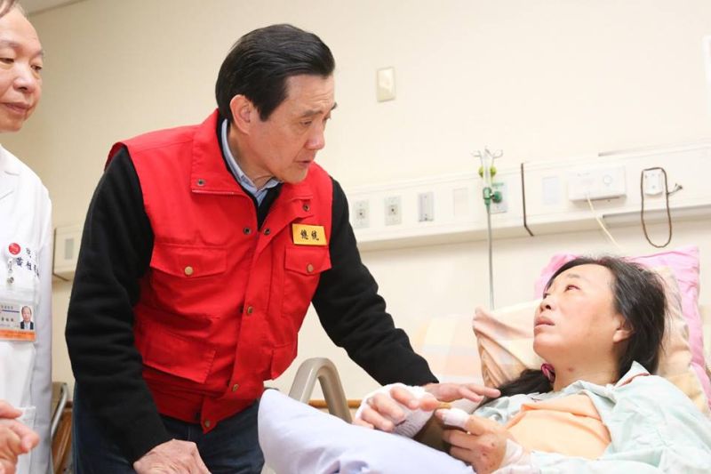 ▲馬英九總統說，他向潘小姐及所有因這場地震而受創的人保證，「你們絕不孤單。我們一定將心比心，撫慰彼此的傷痛，一起堅強站起來，共同度過這個難關」。（圖／馬總統臉書,2016.2.8）