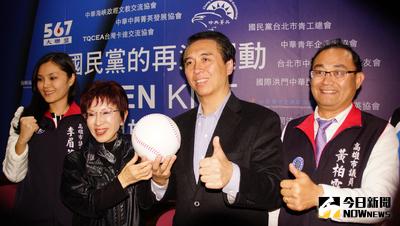 國民黨開放聯盟19日在高雄舉辦論壇，國民黨主席參選人洪秀柱（左2）、陳學聖（右2）參加「KMT國球大團結」活動，呼籲團結改造國民黨。中央社記者程啟峰高雄攝  105年2月19日