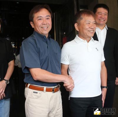 餐飲龍頭王品集團董事長戴勝益（前右）日前突然宣布請辭，由副董事長暨總經理陳正輝（左）暫代，王品集團23日上午召開臨時董事會，正式改選董事長，暫代董事長的副董事長暨總經理陳正輝真除。中央社記者謝佳璋攝　104年7月23日