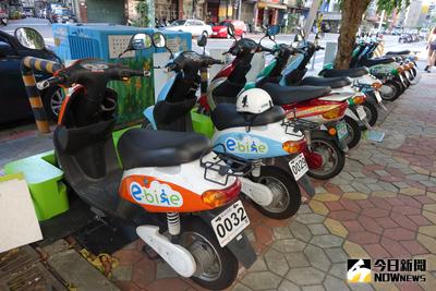 E-Bike電動自行車註冊年齡為16歲以上民眾，但6月27日台北市一名14歲少女，在中華路騎乘電動車時，疑闖紅燈撞倒一名81歲老婦，送醫急救仍宣告不治。中央社記者顧荃攝　104年7月5日