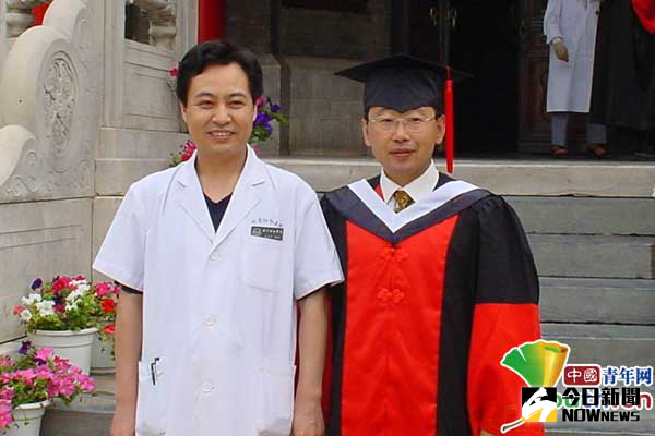 2003年，郭俊超（右）師從于我國著名的胰腺外科學家趙玉沛院士（左），獲得中國協和醫科大學普通外科學醫學博士學位。