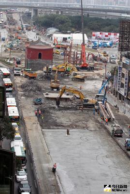 北市府11日宣布，忠孝橋周邊道路將於13日上午8時恢復通車；交通局表示，西寧南路匝道仍在施工，進出城只開放3車道，而延平北路至塔城街間，則因應左轉需求改成4線道。中央社記者張皓安攝 105年2月11日