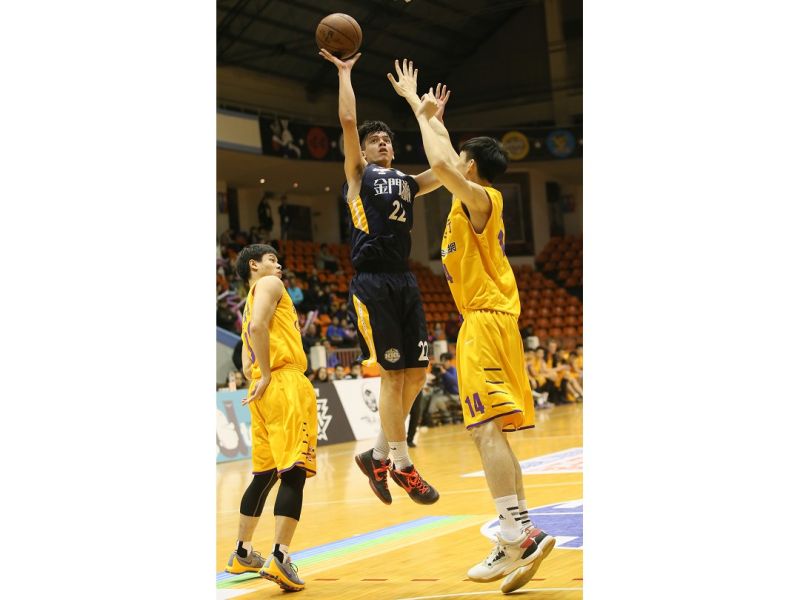 ▲鄭騏寬（右二）勇闖職籃給世新男籃希望。（圖／翻攝自網路）