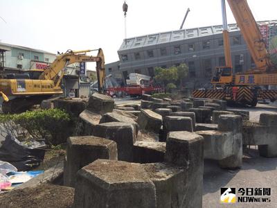 台南市永康區維冠金龍大樓6日清晨因地震而倒塌，由於主結構傾斜愈來愈嚴重，搜救人員下午暫時撤出，由市府運來消波塊穩定結構，再進入搜救。中央社記者江俊亮攝　105年2月6日