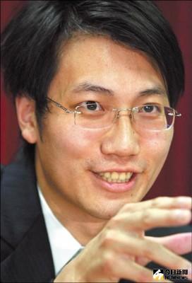 ▲施允澤(職棒前米迪亞暴龍隊老闆施建新)涉嫌假交易，遭法院聲請羈押禁見。（圖／社會中心翻攝自網路）