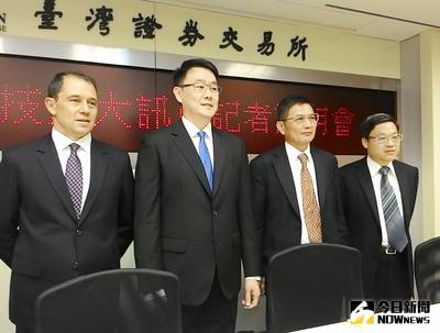 華亞科與台灣美光股權交換，華亞科成台灣美光100%子公司，華亞科將下市，南亞科表支持。右2是華亞科董事長暨南亞科總經理李培瑛，左2是華亞科財務長沈道邦。中央社記者鍾榮峰攝　104年12月14日