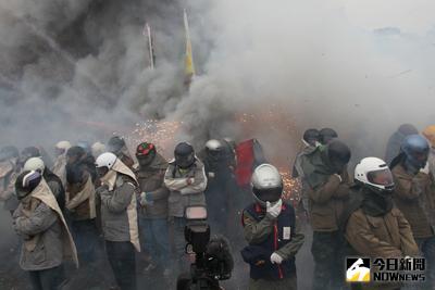 鹽水蜂炮啟炮 台南鹽水蜂炮活動4日上午在鹽水武廟啟炮後，展開2天2夜的神轎平安繞境，武廟在廟前施放首座蜂炮城吸引不少遊客前往享受刺激快感。中央社記者楊思瑞攝  104年3月4日