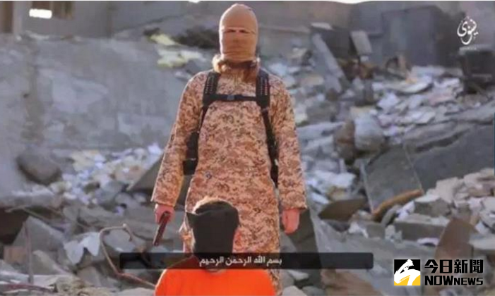 ▲極端組織「伊斯蘭國」（IS）30日公布一段最新影片，內容顯示恐怖組織再次的向西方嗆聲，並且集體處決囚犯，以示要西班牙為毀滅南部的古安達魯西亞（Galeón Andalucía）穆斯林政權「付出慘痛的代價」。（圖／翻攝自推特）