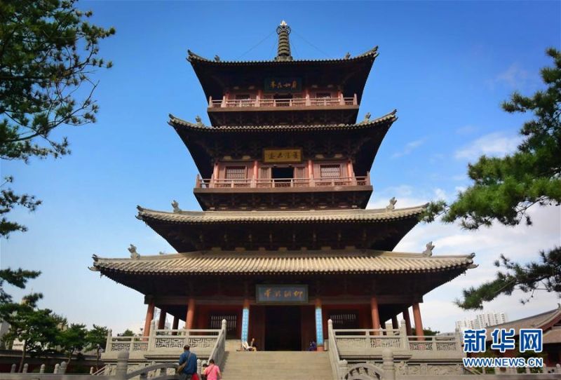 華嚴寺塔，位于山西省大同市華嚴寺內，寺院建于遼代清寧八年（1062年），華嚴寺塔是根據《遼史·地理志》上的記載恢複建造的。塔為三層四簷純木榫卯結構，現已成為大同古城的標志性建築。