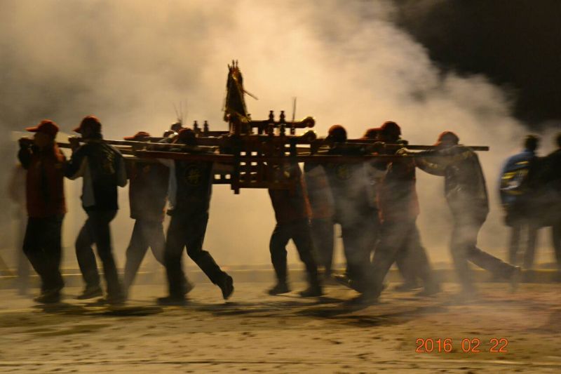 ▲馬祖｢擺暝文化祭｣邀請台南鹽水蜂炮到馬祖來施放，神轎扛乩在蜂炮陣中為兩地祈福。（圖／翻攝自連江縣政府）