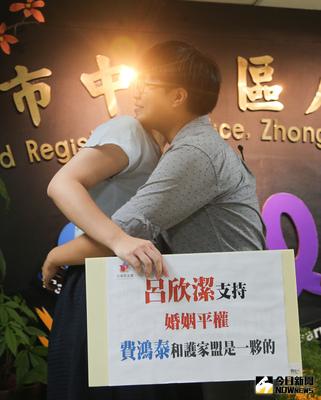社民黨立委參選人呂欣潔23日前往台北市中正區戶政事務所辦理同性伴侶註記，完成後和伴侶擁抱。中央社記者謝佳璋攝　104年6月23日