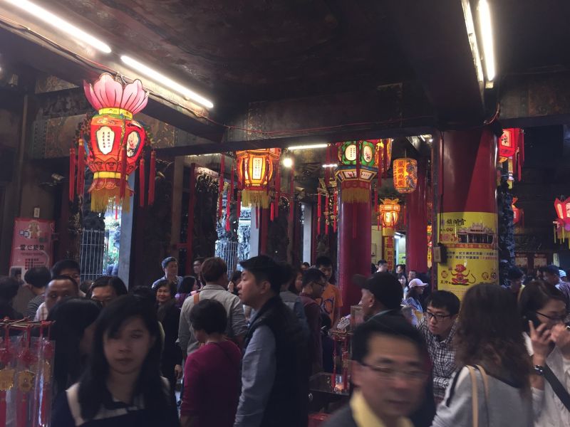 閩南民俗俚語之「鑽燈腳、生卵葩」，傳小過年前鑽元宵燈能得兒子。致日來鎮瀾宮湧進不少年輕夫妻，應節在宮燈下讚，祈獲得小寶貝。記者陳榮昌／攝