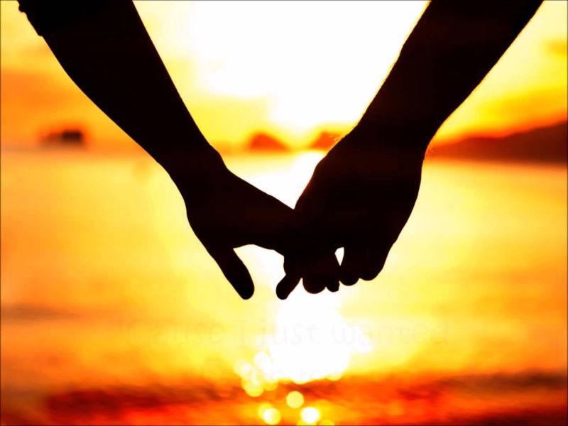 ▲情侶間的牽手方式，竟能透露出兩人的感情關係！（圖／翻攝自i.ytimg）