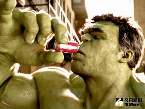 綠巨人喝可樂的模樣，也超級大爆笑。（影片截圖。2016.02.09）