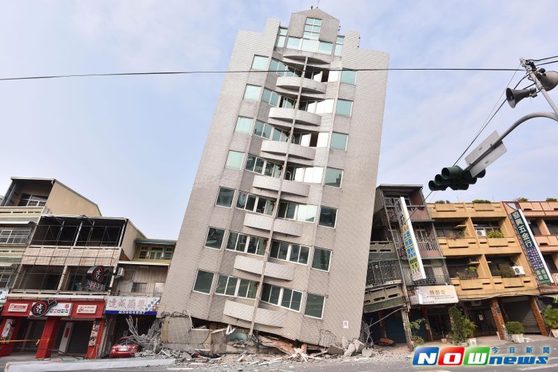 ▲台南新化京城銀行大樓也傾倒。（圖／記者林調遜攝影，2016.2.6）