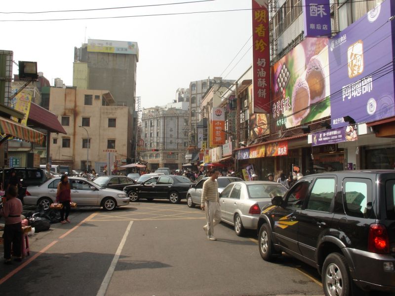 新春期間，大甲區停三簡易停車場停車位不足，鎮瀾街等停車的車輛大排長龍，造成嚴重堵塞，區民怨有嘖言。記者陳榮昌／攝