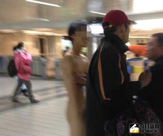 ▲眼鏡男不畏寒冷，台北車站大膽裸奔。（圖／翻攝自爆料公社）