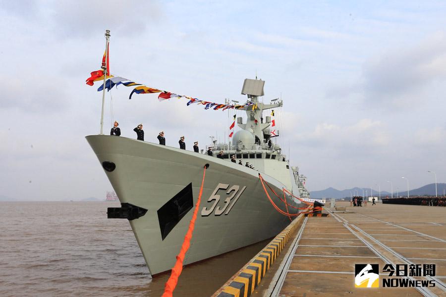 在威武雄壯的國歌聲中，鮮艷的國旗、軍旗和海軍軍旗在湘潭艦桅頂、艦艏、艦艉同時緩緩升起，湘潭艦正式加入海軍戰斗序列。