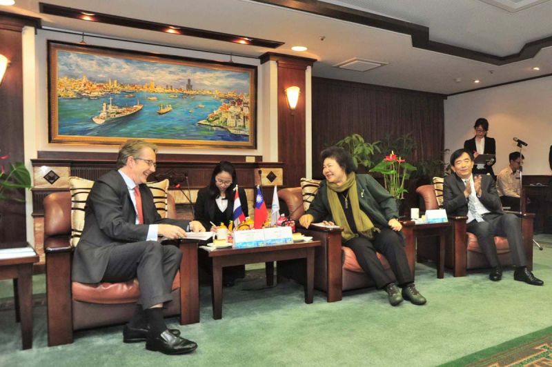 ▲荷蘭貿易暨投資辦事處代表紀維德，拜會高雄市長陳菊。（圖／記者郭文君攝）