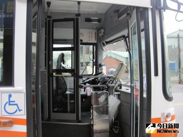 ▲公車司機在黃姓老婦人下車時未留意，造成老婦人手持的雨傘被車門夾住並拖行。（圖／社會中心翻攝）