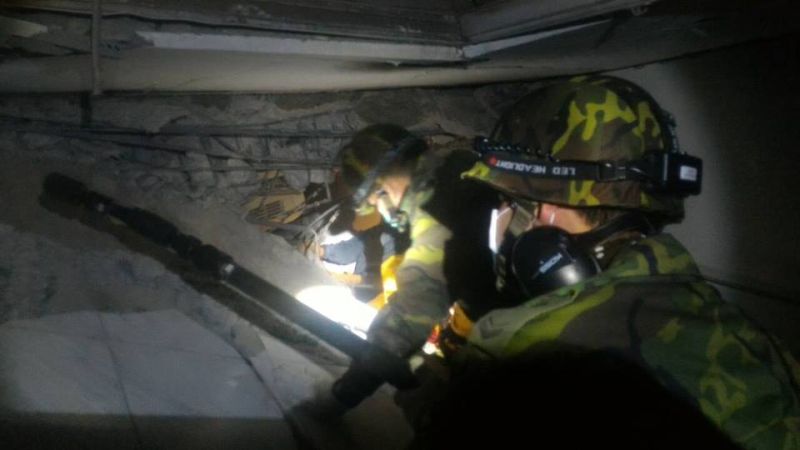 ▲因應台南維冠金龍大樓倒塌搜救，國軍7日晚間計派遣兵力200人、照明車7輛、各式車輛機具42輛(具)，徹夜在倒塌的大樓協助搜救。（圖／國防部提供2016.2.8）