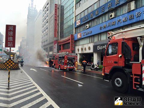 ▲台北市南京東路近吉林路口處今日下午傳出火燒車意外。（圖／翻攝自爆料公社）