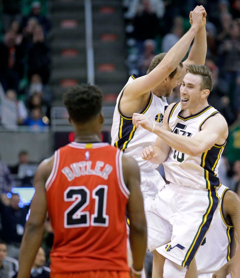 Hayward（右）與隊友瘋狂慶祝，公牛Jimmy Butler的落寞背影更顯寂寥。（圖／美聯社／達志影像）