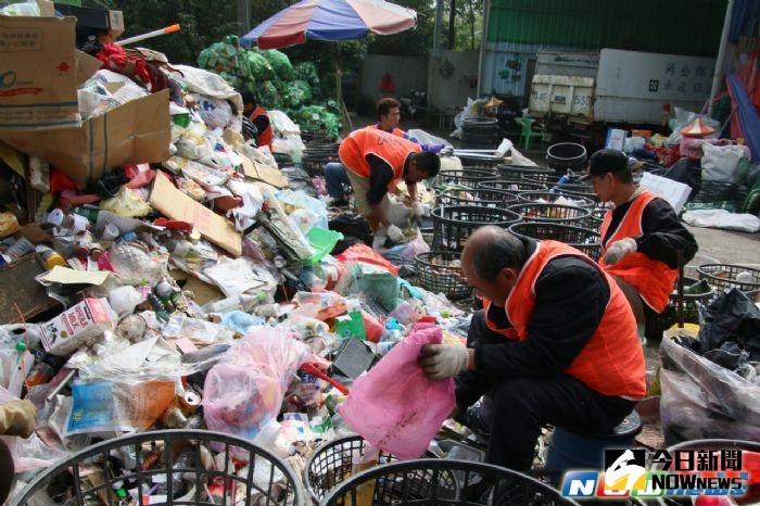 ▲嘉義縣番路鄉清潔隊員處理堆積如山的資源回收物。（圖／番路鄉公所提供）