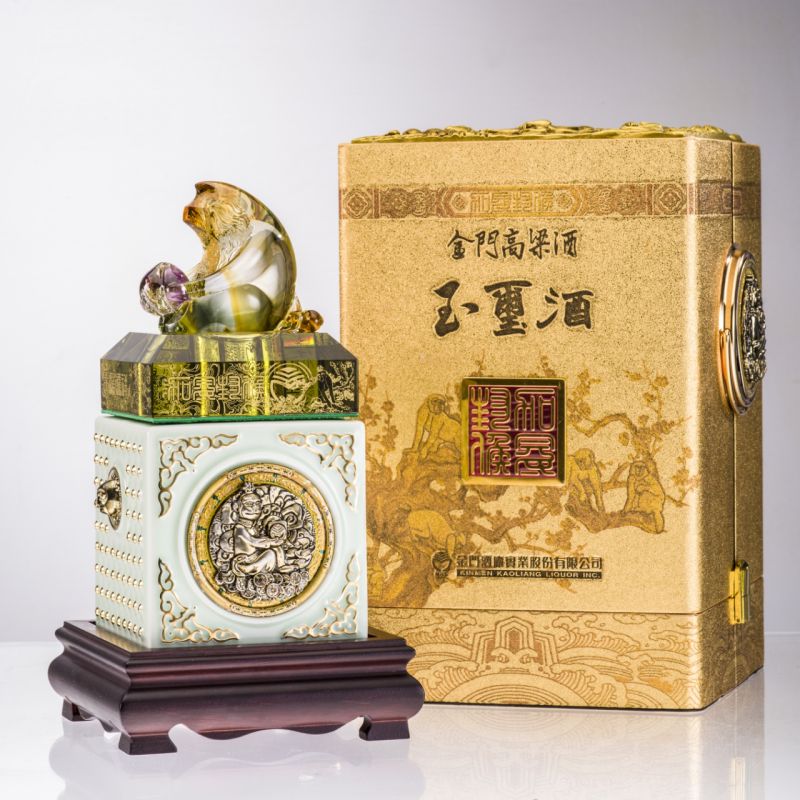 ▲門酒廠 十二生肖之猴年玉璽酒珍稀限量版　隆重上市　首席品酒師王偲名親簽酒質保證卡。（圖／公關照片）