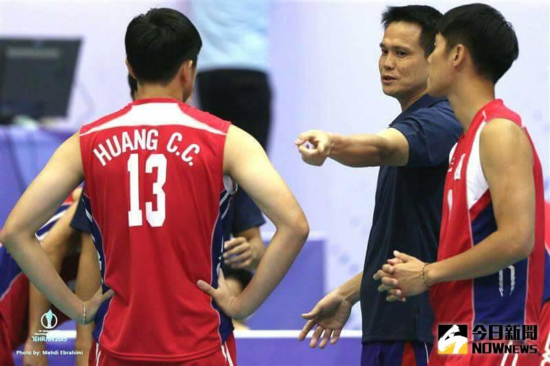 ▲中原大學體育室主任陳克舟(右2)擔任中華男子排球隊總教練。（圖／中原大學提供）