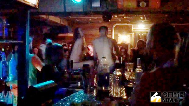 ▲情侶在酒吧上演活春宮，眾人圍觀叫好。（圖／翻攝自dailystar）