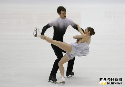 2016ISU四大洲花式滑冰錦標賽在台北小巨蛋舉行，19日冰舞長曲加拿大組合帕拉狄絲（Elisabeth Paradis）／歐雷特（Francois-Xavier Ouellette）發生意外，帕拉狄絲因舞衣肩帶脫落差點走光，比賽因此中斷而被扣3分，他們長曲因此只拿86.79分。圖文╱中央社記者張新偉　105年2月19日