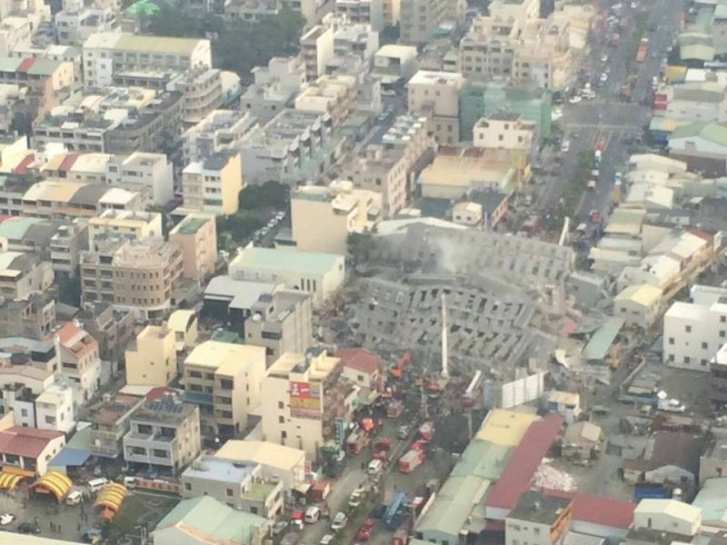 ▲6日南台灣大地震，台南市永康區永大路大樓倒塌，陸航派出直升機空拍倒塌現場。（圖／國防部提供.2016.2.6）