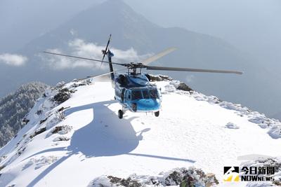空軍救護隊21日執行玉山運補，飛行員經過30分鐘飛行，克服山區亂流，降落在玉山北峰簡易停機坪。（軍聞社提供）中央社記者呂欣憓傳真 105年2月21日