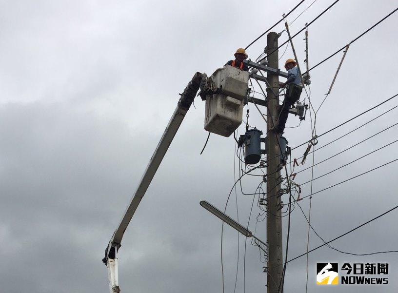 ▲凱米颱風襲台，截至今(24)日下午2時，全國曾停電戶數88,500戶，其中76,945戶已修復。（示意圖／台灣電力公司提供）